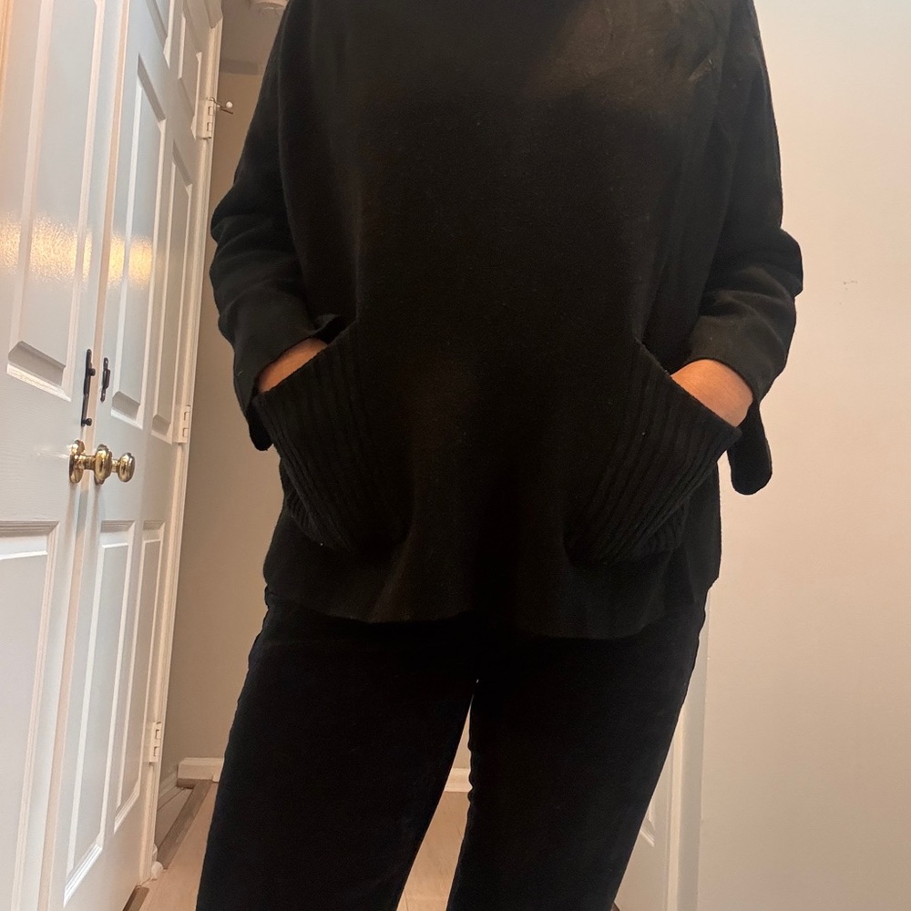 Chic Black Women's Turtleneck Sweater C21
